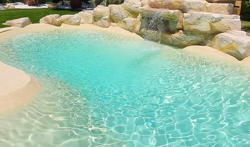 une piscine lagon